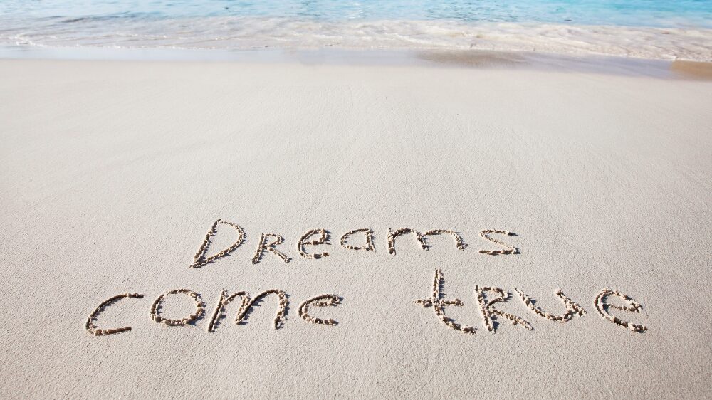 砂浜DREAMSCOMERTUEの文字
