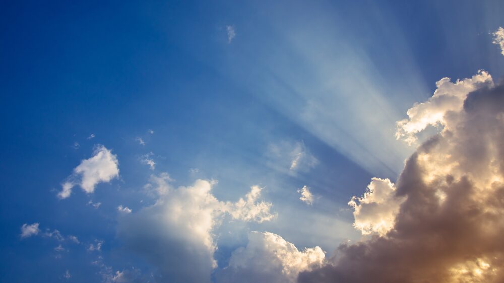雲から希望の光